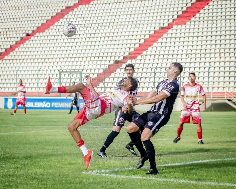 Brendon Alves tenta bicicleta pelo Democrata de Sete Lagoas-MG — Foto: Raphael Carrusca