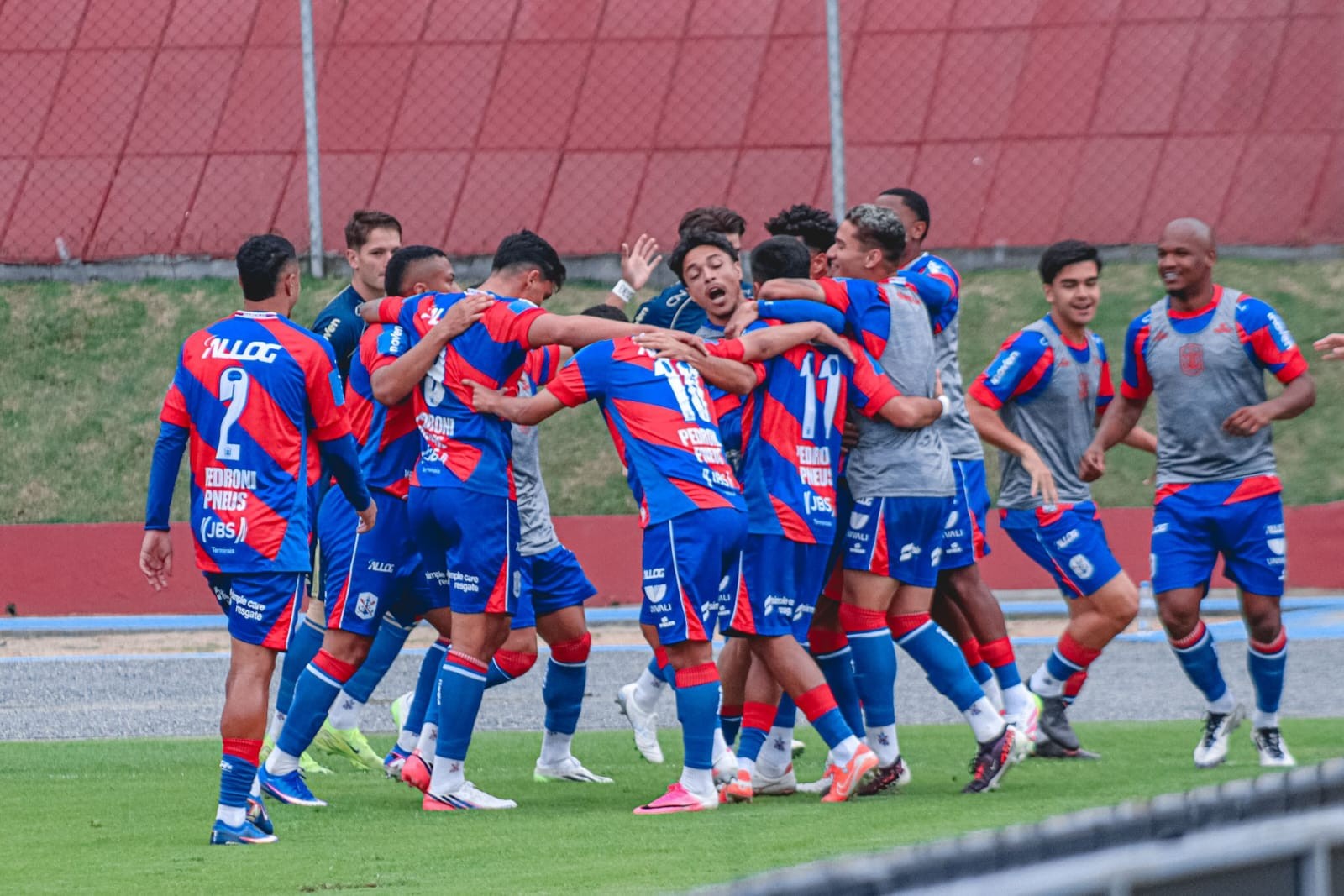 Jogadores do Marcílio Dias comemorando a vitória