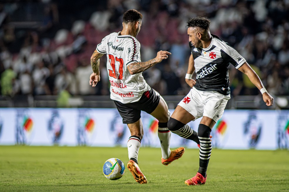 Imagem ilustrativa sobre Vasco vence Vitória por 1 a 0, mesmo com jogador expulso, abre vantagem na Copa do Brasil