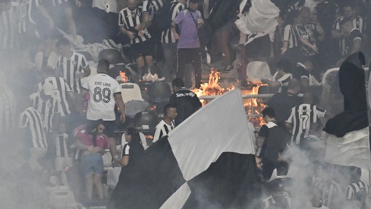Botafogo suspende torcedores que usaram sinalizadores no Niltão - Episódio na Leste Inferior começou com fagulhas de sinalizadores na Leste Superior; show pirotécnico do Alvinegro não teve intercorrências