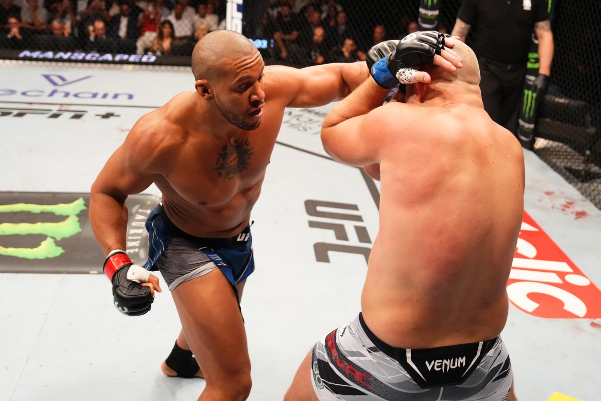 UFC: Ciryl Gane dá baile e vence Serghei Spivac em Paris | combate | ge