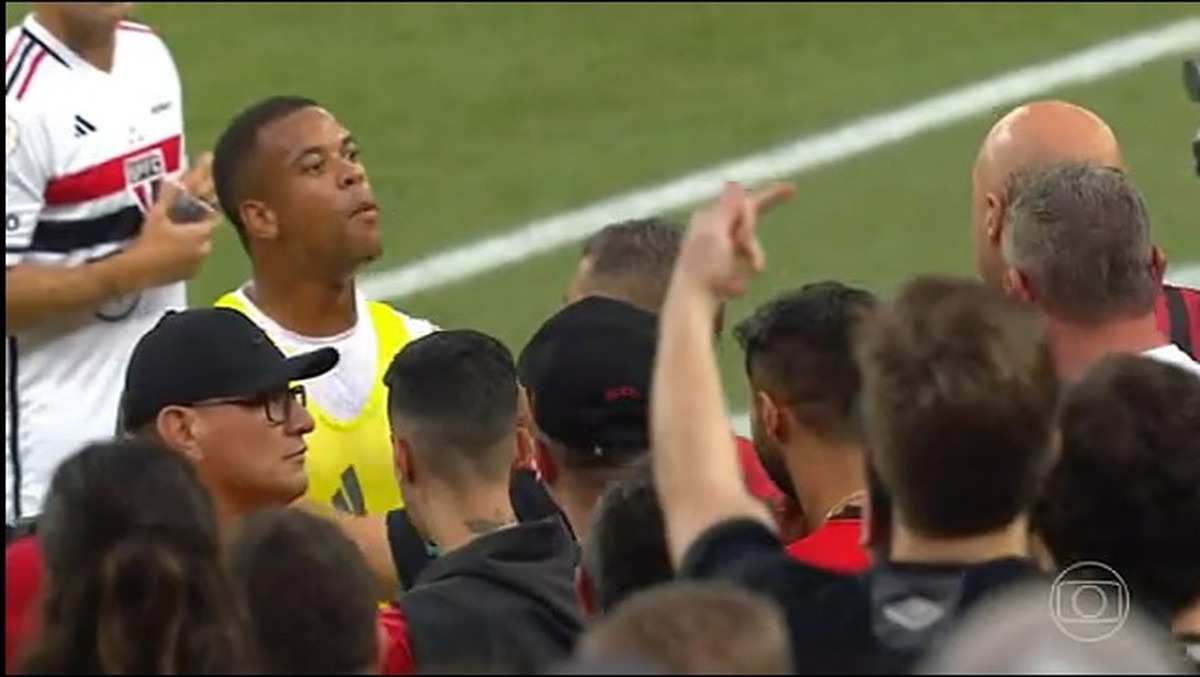 Caio Paulista, do São Paulo, discute com torcedores do Athletico-PR durante aquecimento