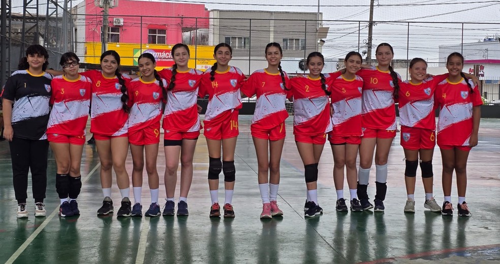 Escola ABC campeã da fase municipal de handebol feminino sub-14 dos Jogos Estudantis do Acre — Foto: Divulgação/SEE e Fach