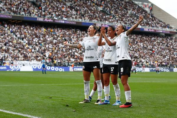Corinthians fecha parceria e investe em equipes femininas de futebol e basquete.