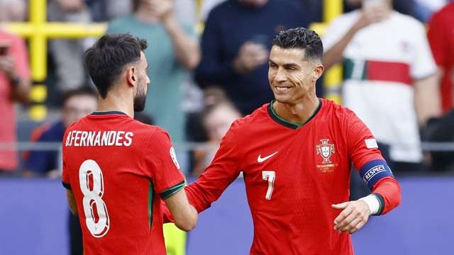 Cristiano Ronaldo comemora com Bruno Fernandes em Turquia x Portugal