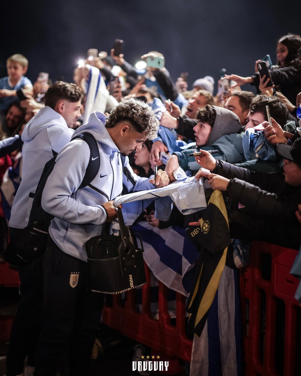 Jogadores do Uruguai atendem torcedores e torcedoras em embarque