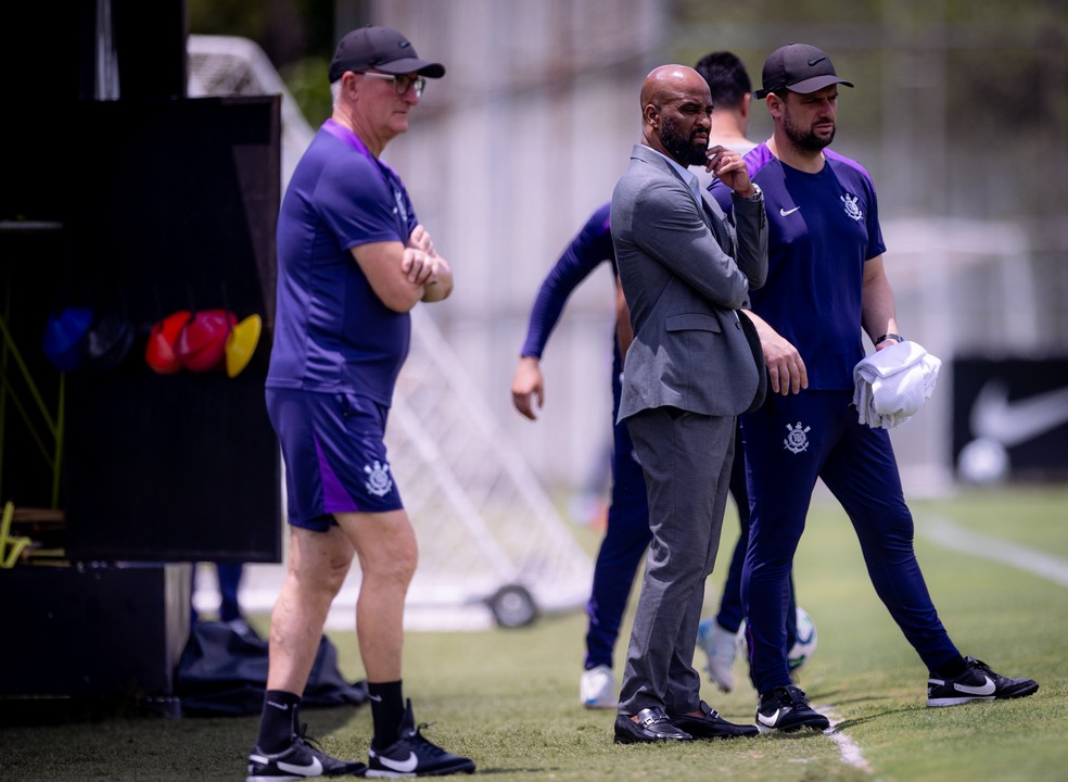 Fabinho Soldado (centro), executivo de futebol do Corinthians, pr&oacute;ximo a Dorival J&uacute;nior no CT Joaquim Grava &mdash; Foto: Rodrigo Coca/Ag&ecirc;ncia Corinthians