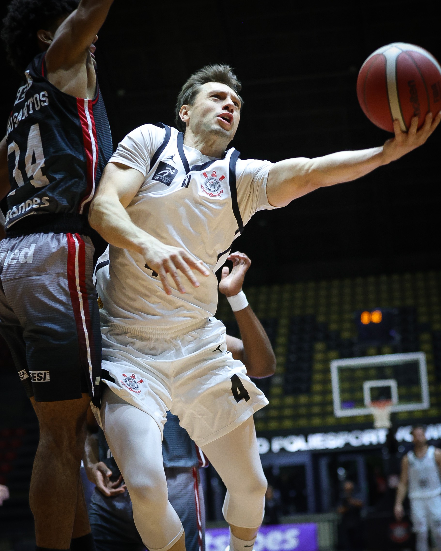 Corinthians impõe 30 pontos de vantagem sobre Franca e vence a primeira no NBB