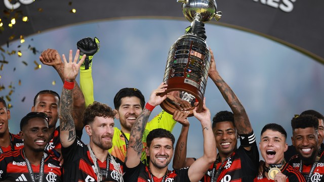 Arrascaeta e Bruno Henrique erguem taça da Libertadores 2025, conquistada pelo Flamengo