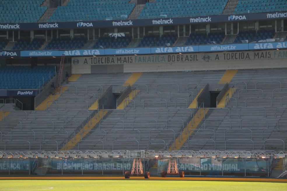 Degraus no topo da Arquibancada Norte da Arena do Grêmio foram abertos nos últimos dias — Foto: Rafael Favero / ge.globo