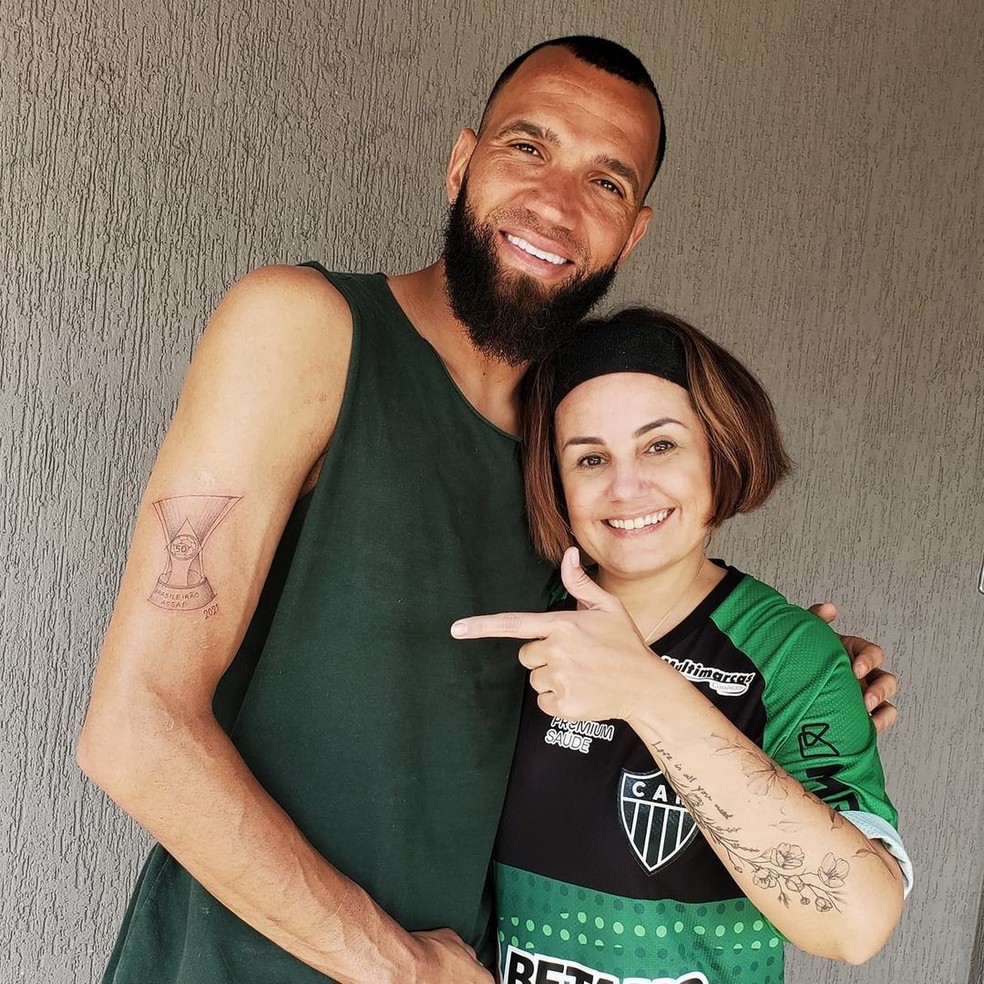 Goleiro Everson tatua desenho da taça de campeão brasileiro pelo  Atlético-MG: Tá na pele!, atlético-mg
