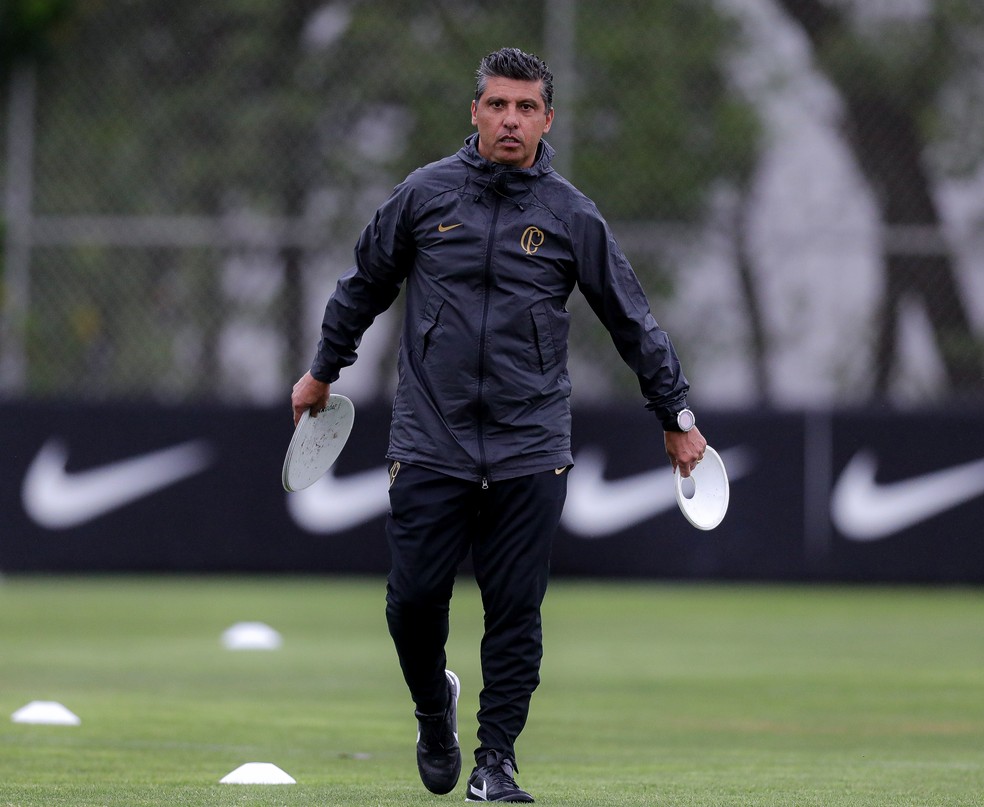 Sindei Lobo, auxiliar de Mano Menezes, organiza treino do Corinthians — Foto: Rodrigo Coca / Ag.Corinthians