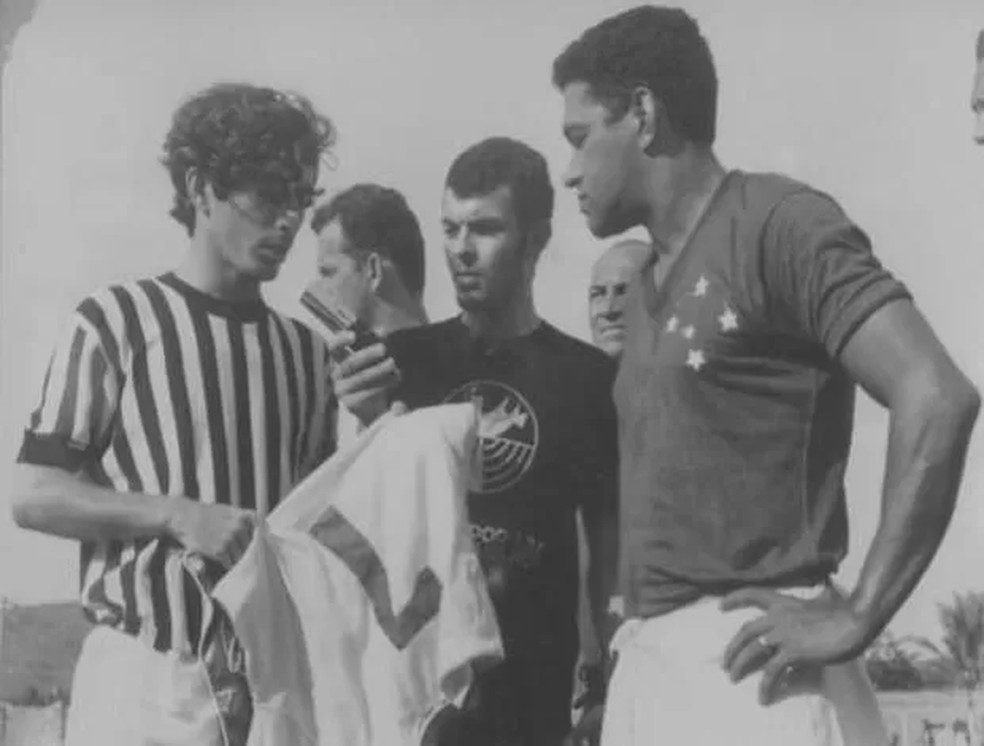 Garrincha entrega réplica da camisa da Seleção Brasileira