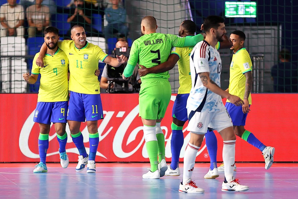 Seleção brasileira de futsal comemora gol contra a Costa Rica — Foto: Robertus Pudyanto - FIFA/FIFA via Getty Images