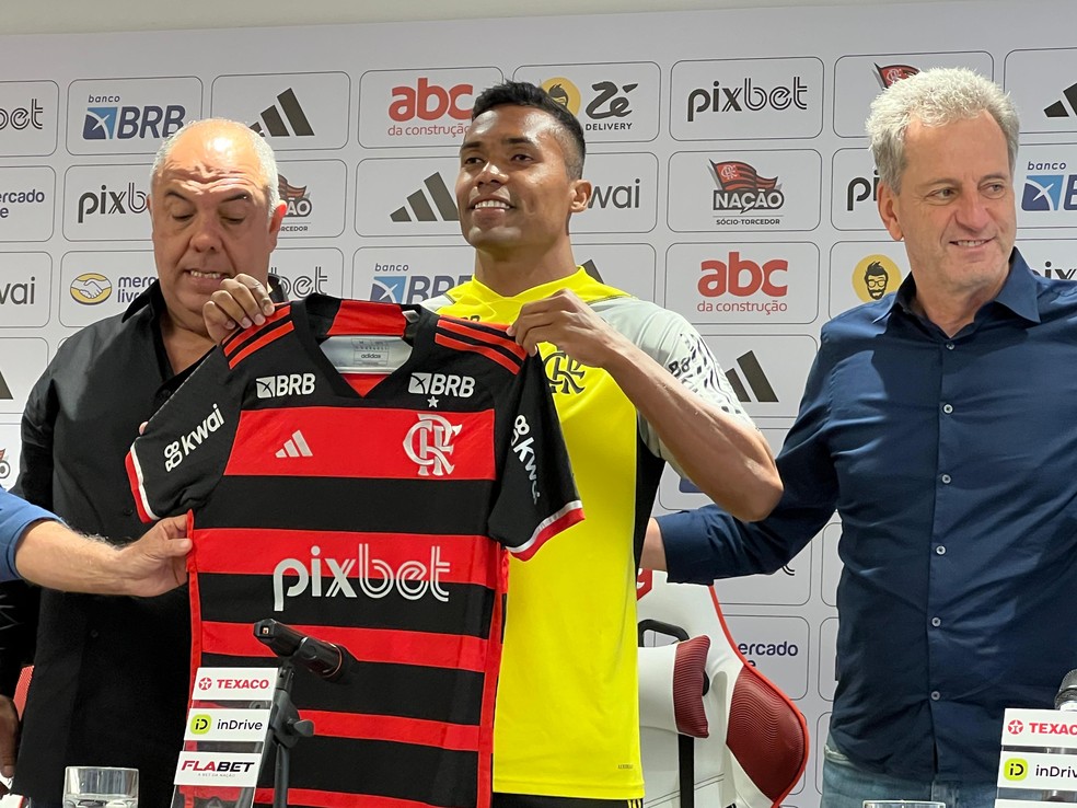 Marcos Braz, Alex Sandro e Rodolfo Landim na apresentação do lateral no Flamengo