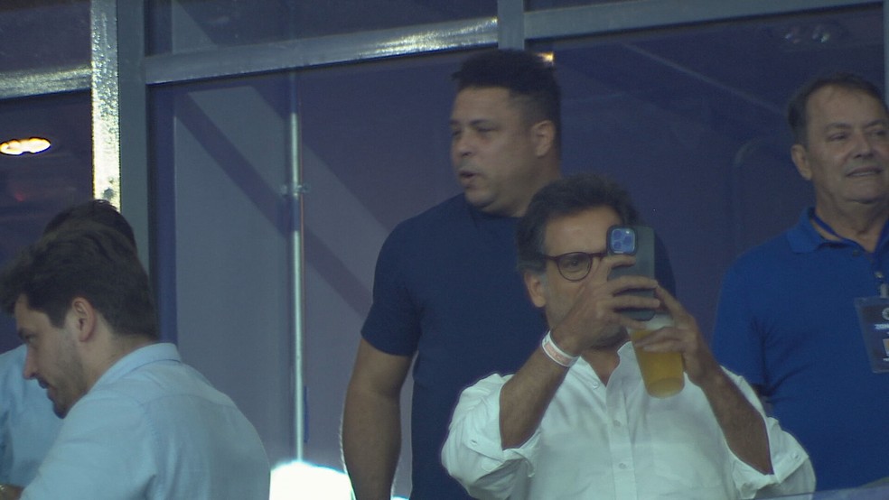 Ronaldo e Pedro Lourenço no camarote do Mineirão — Foto: Sportv