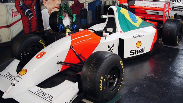 Dirigimos o McLaren Senna, um carro de corrida feito para as ruas