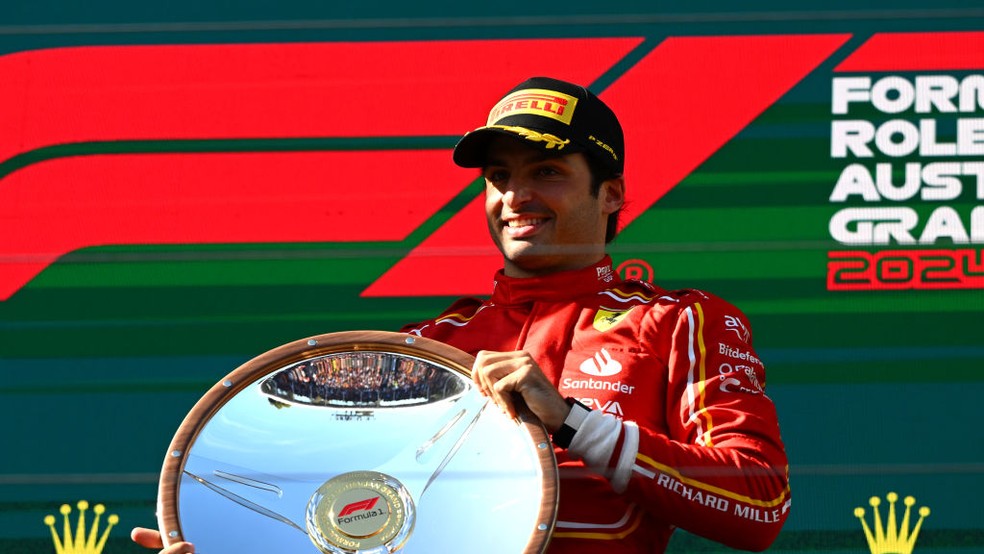 Carlos Sainz comemora vitória no GP da Austrália da F1 2024 — Foto: Clive Mason - Formula 1/Formula 1 via Getty Images