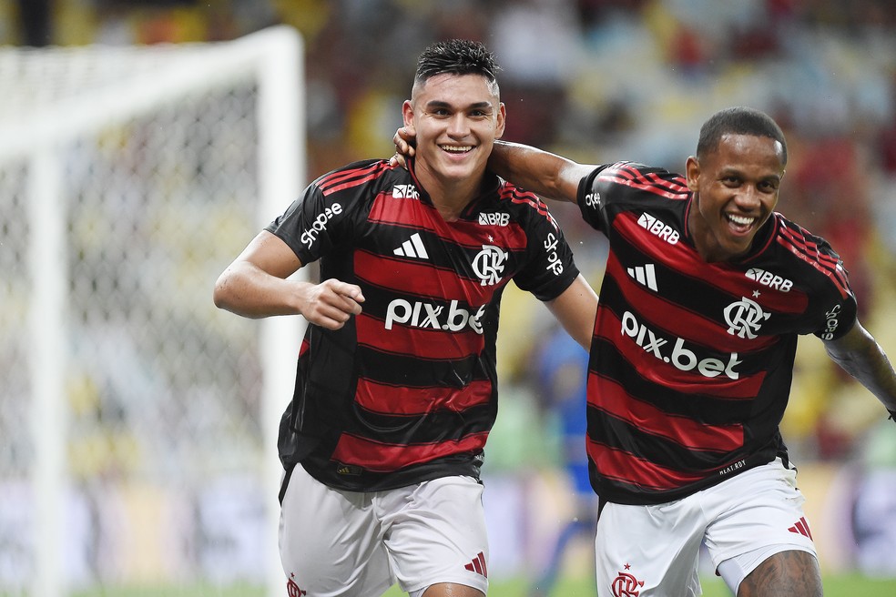 Alcaraz e Wallace Yan comemoram gol em Flamengo x Sampaio Corrêa