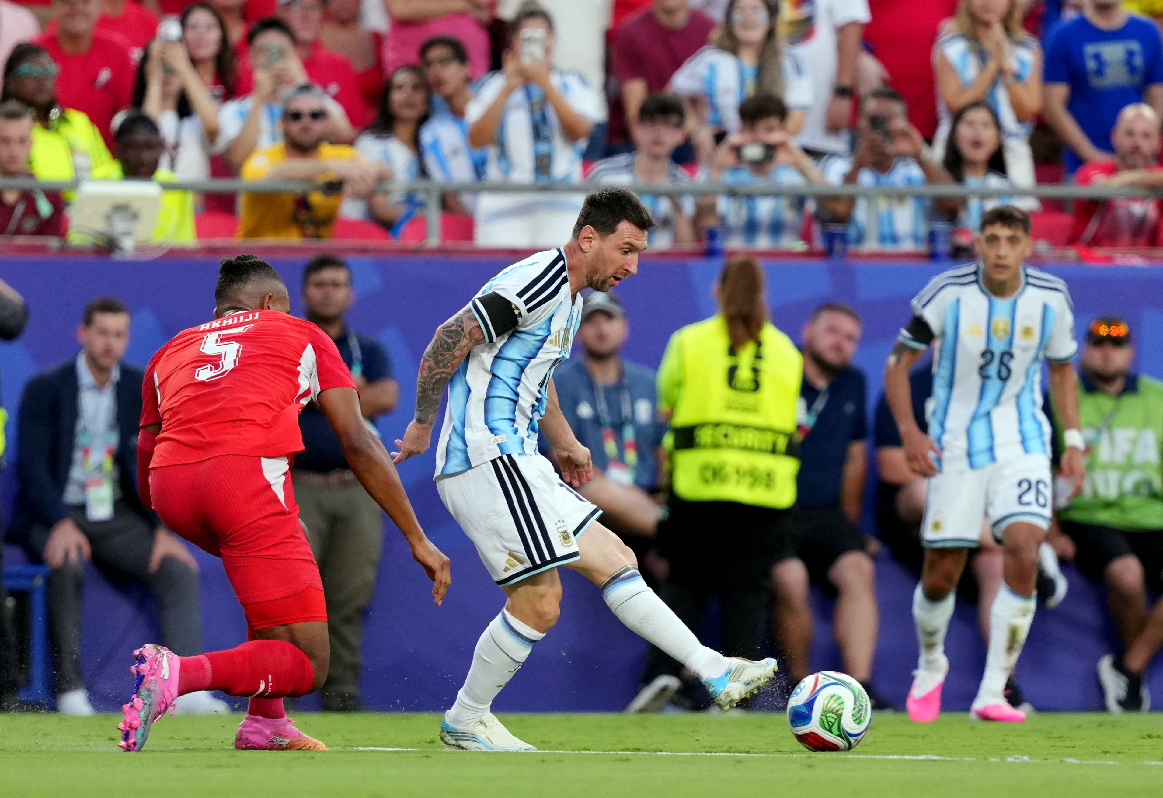 Entenda por que jogadores da Argentina usam faixa de luto no braço contra a Suíça