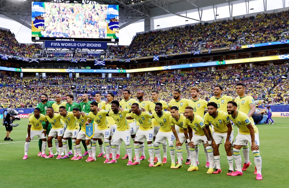 Time da seleção brasileira após vitória — Brasil x Japão