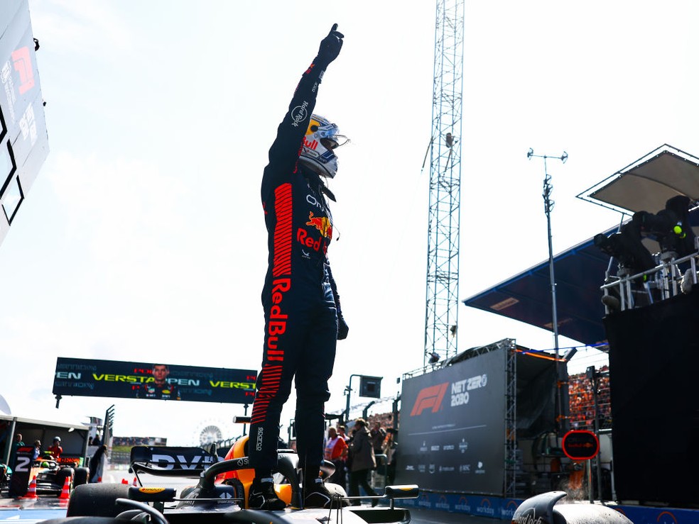 Max Verstappen celebra 28ª pole position da carreira, no GP da Holanda de F1 2023 — Foto: Mark Thompson/Getty Images