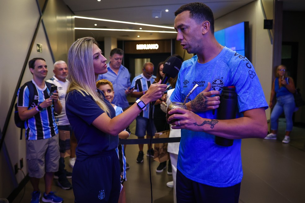 Marchesin participou normalmente da apresentação do elenco — Foto: Lucas Uebel / Grêmio FBPA