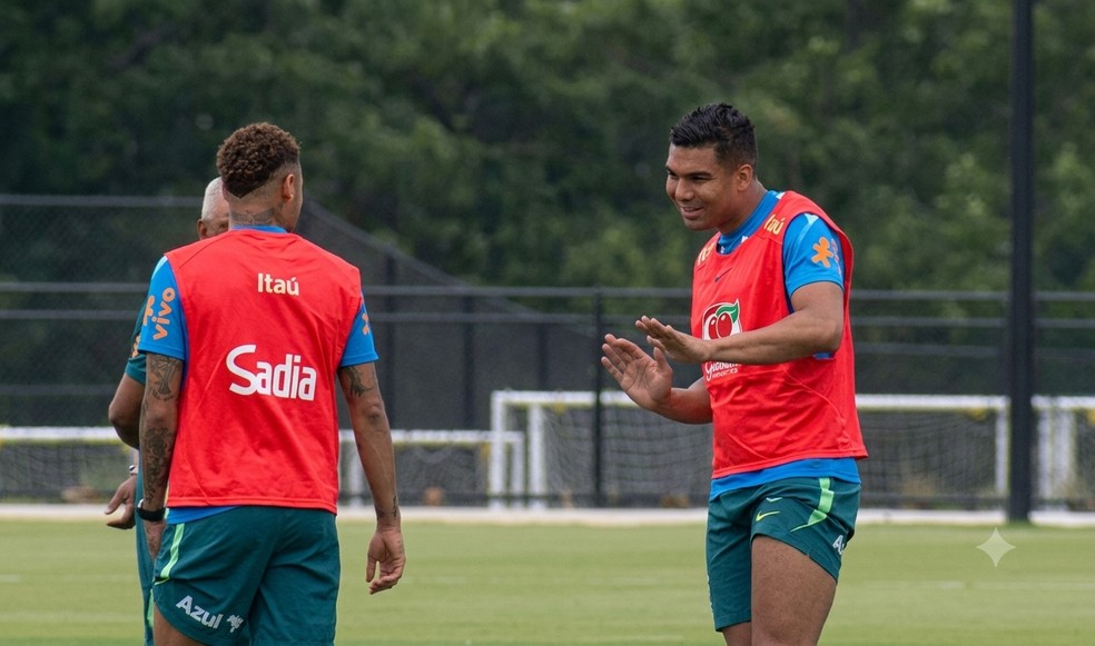 Casemiro e Neymar conversam em treino da Seleção nesta segunda-feira — Foto: Reprodução/TV Globo