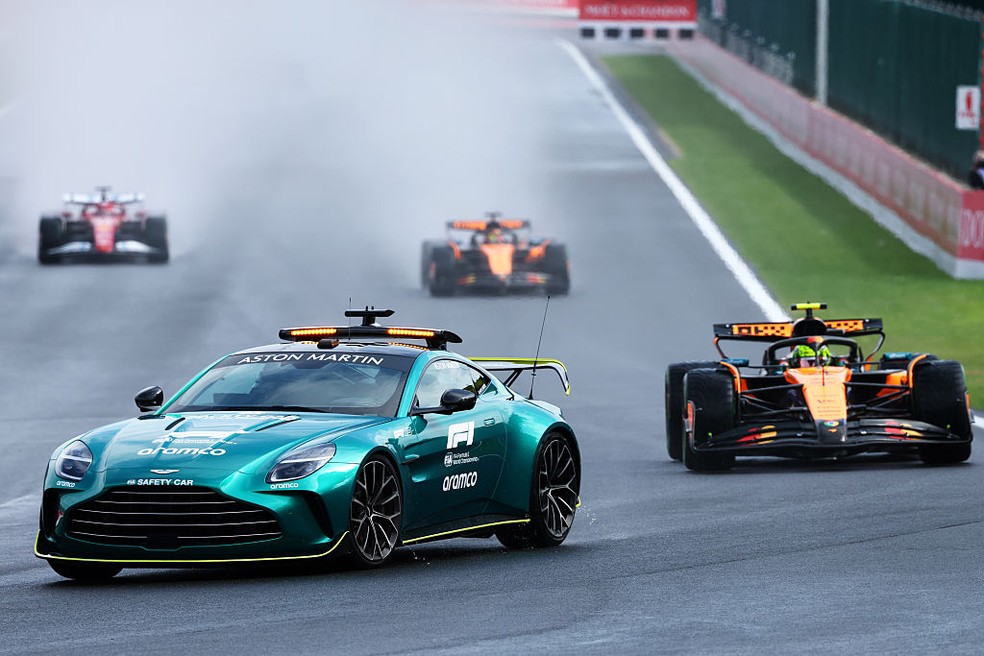Carros atrás do safety car no início do GP da Bélgica da F1 2025 — Foto: Clive Rose - Formula 1/Formula 1 via Getty Images