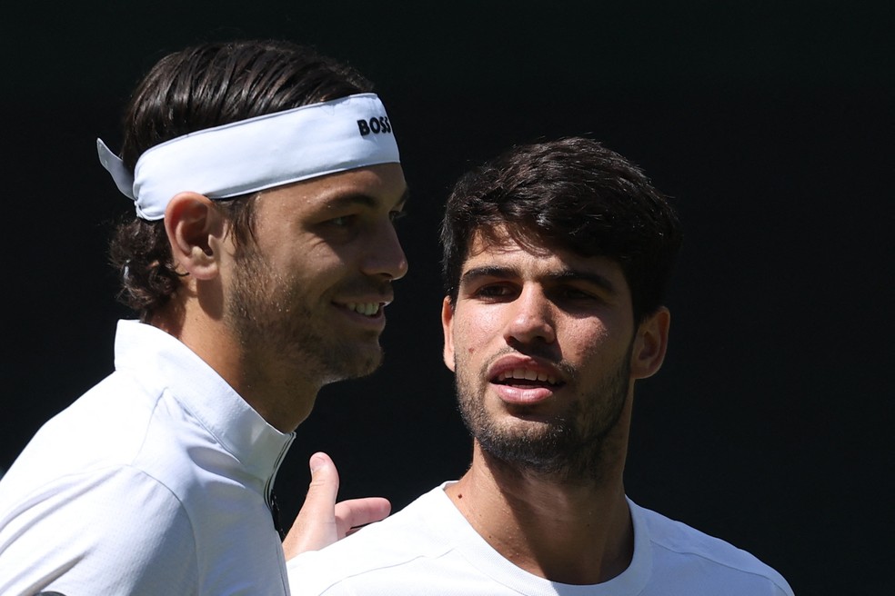 Fritz e Alcaraz se cumprimentam na semi de Wimbledon — Foto: Toby Melville/Reuters