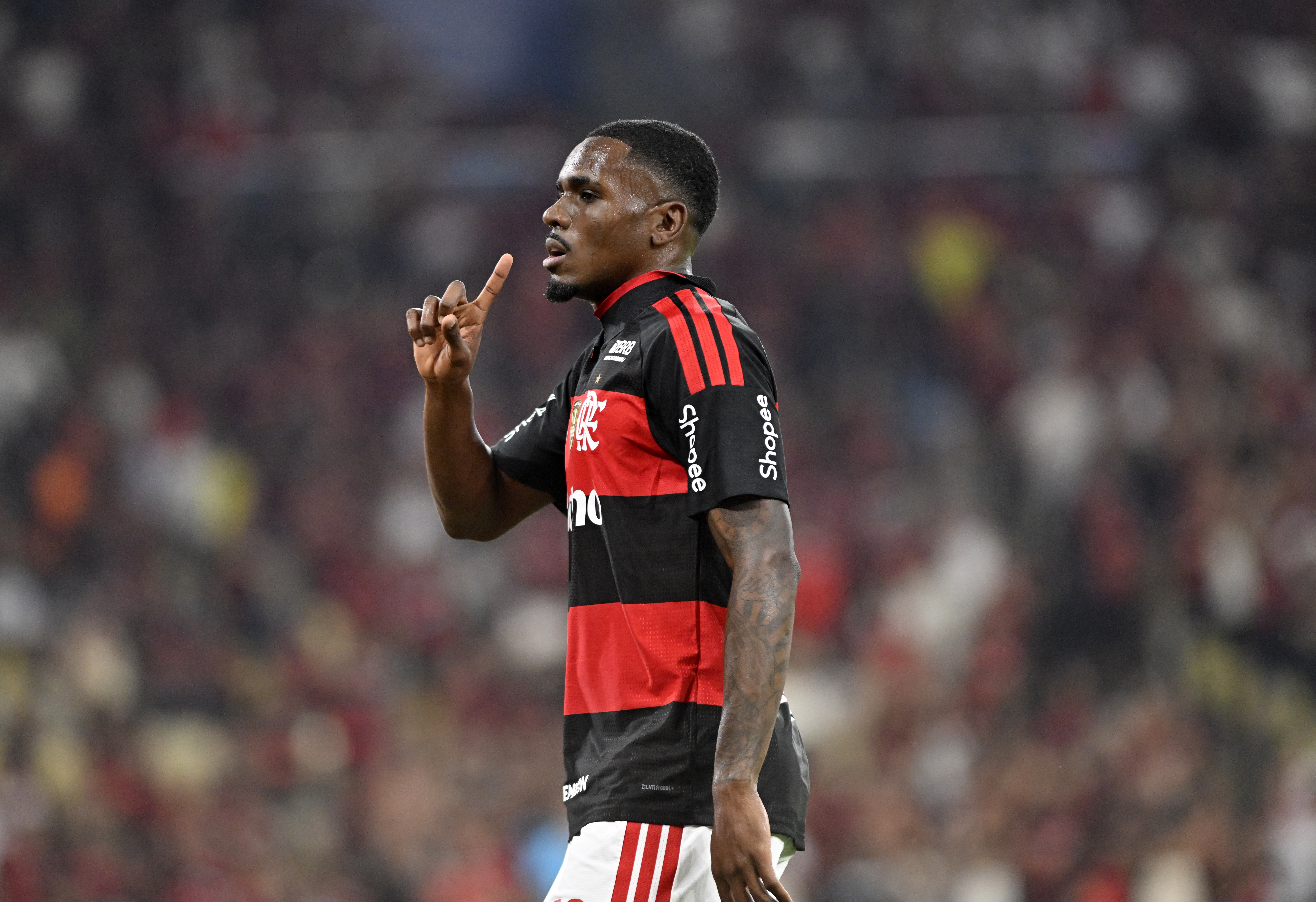 Evertton Araújo firma-se como peça-chave no Flamengo após período de solicitações para permanência no clube