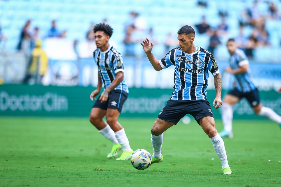 Pavón e Du Queiroz na vitória do Grêmio sobre o Santa Cruz
