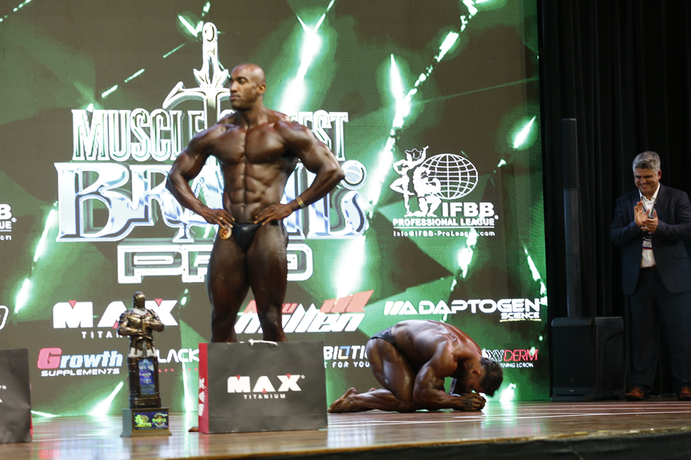 Ramon Dino desaba no palco ao ser anunciado como campeão da Classic Physique do Mr. Olympia Brasil 2024 — Foto: Gustavo Tilio