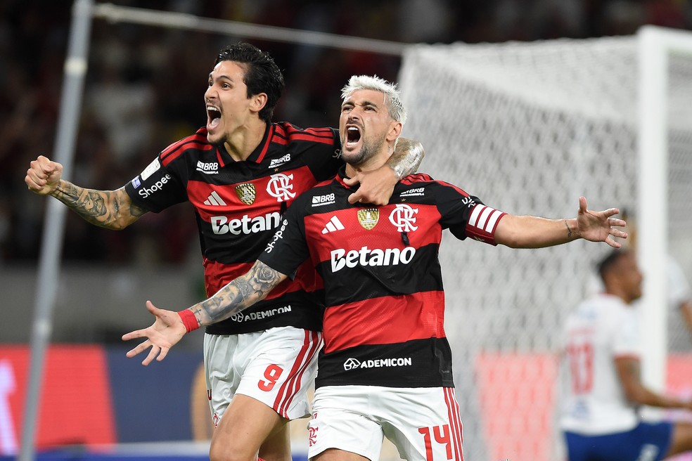 Arrascaeta e Pedro comemoram gol do Flamengo contra o Bahia � Foto: Andr� Dur�o