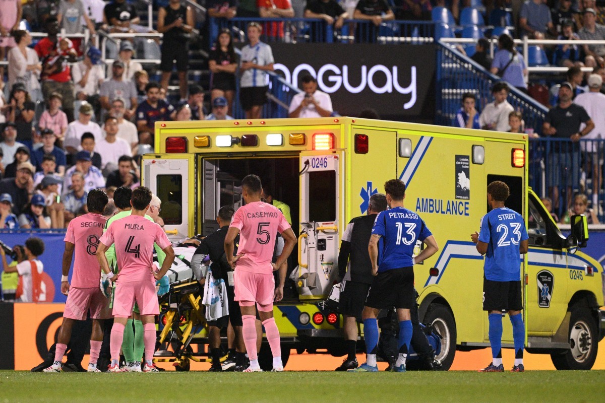 Companheiro de Messi deixa jogo de ambulância, mas técnico tranquiliza: "Está consciente"