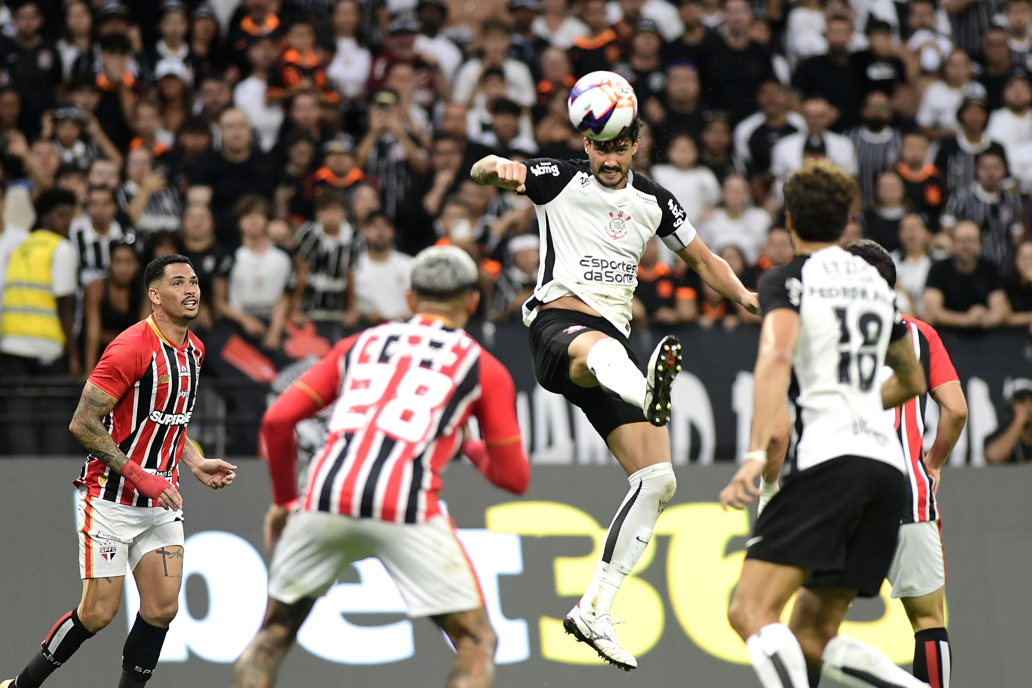 Corinthians empata com São Paulo nos acréscimos no Paulistão 2026