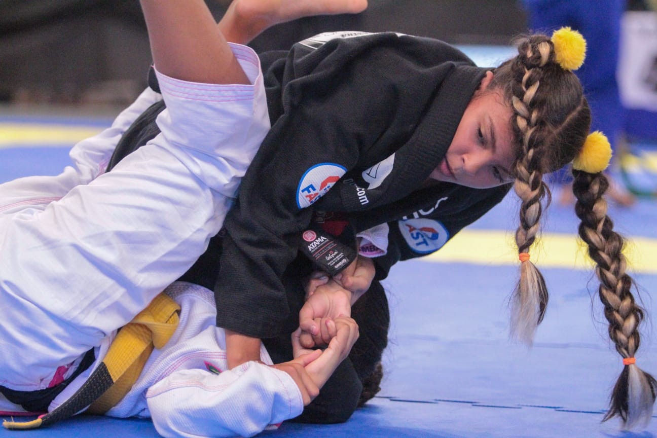 Jiu-jitsu: bicampeã brasileira, atleta de MS sonha com Pan-Americano nos EUA