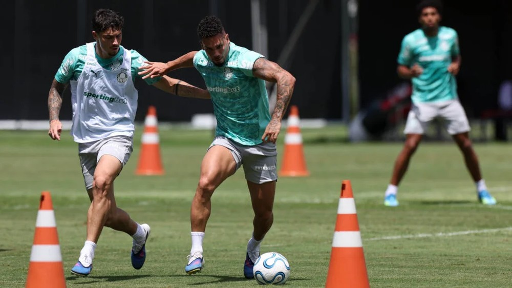 Paulinho e Vitor Roque viajam com o Palmeiras, mas podem ser baixas na estreia da Libertadores