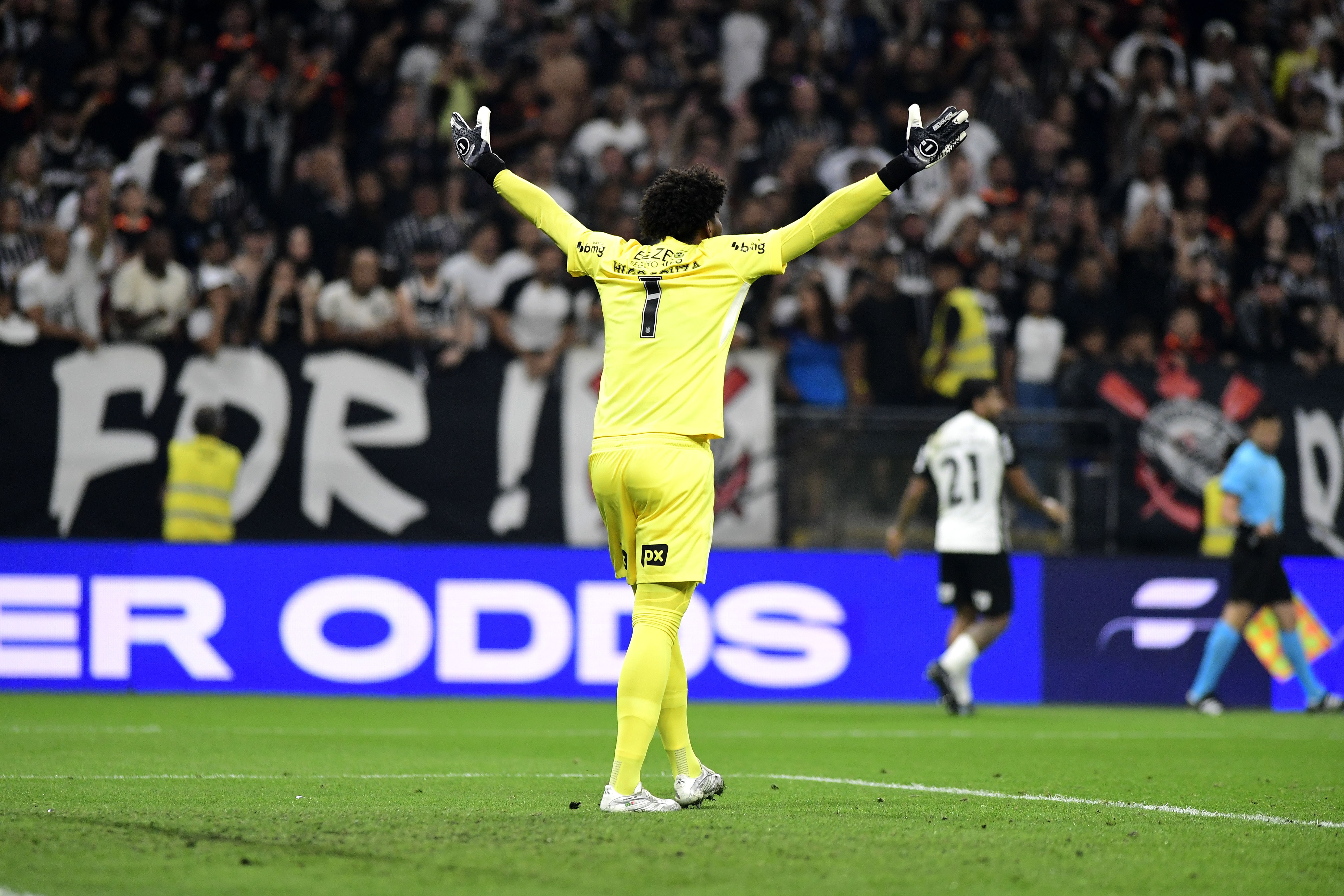 Hugo Souza Celebra Empate no Dérbi, mas Critica Arbitragem: 