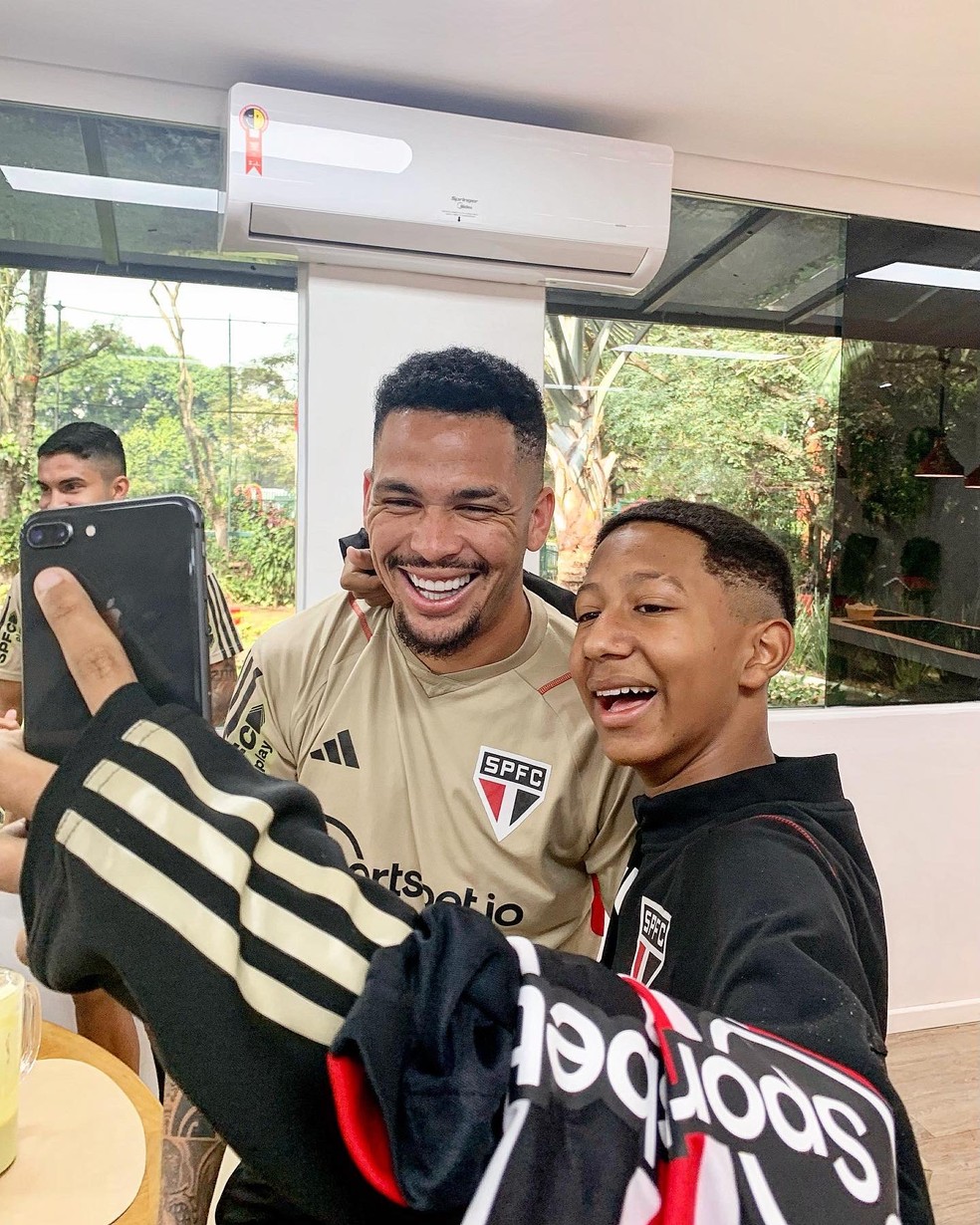 Luciano tira foto com Willyans Paulo, torcedor do São Paulo vítima de racismo — Foto: São Paulo FC