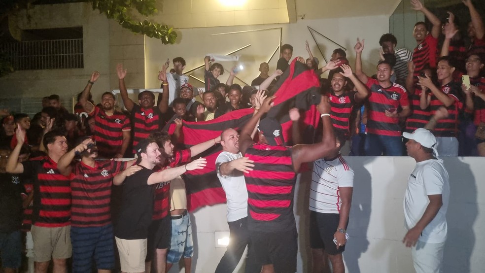 Torcida do Flamengo faz festa para jogadores no Maranhão — Foto: Thiago Lima