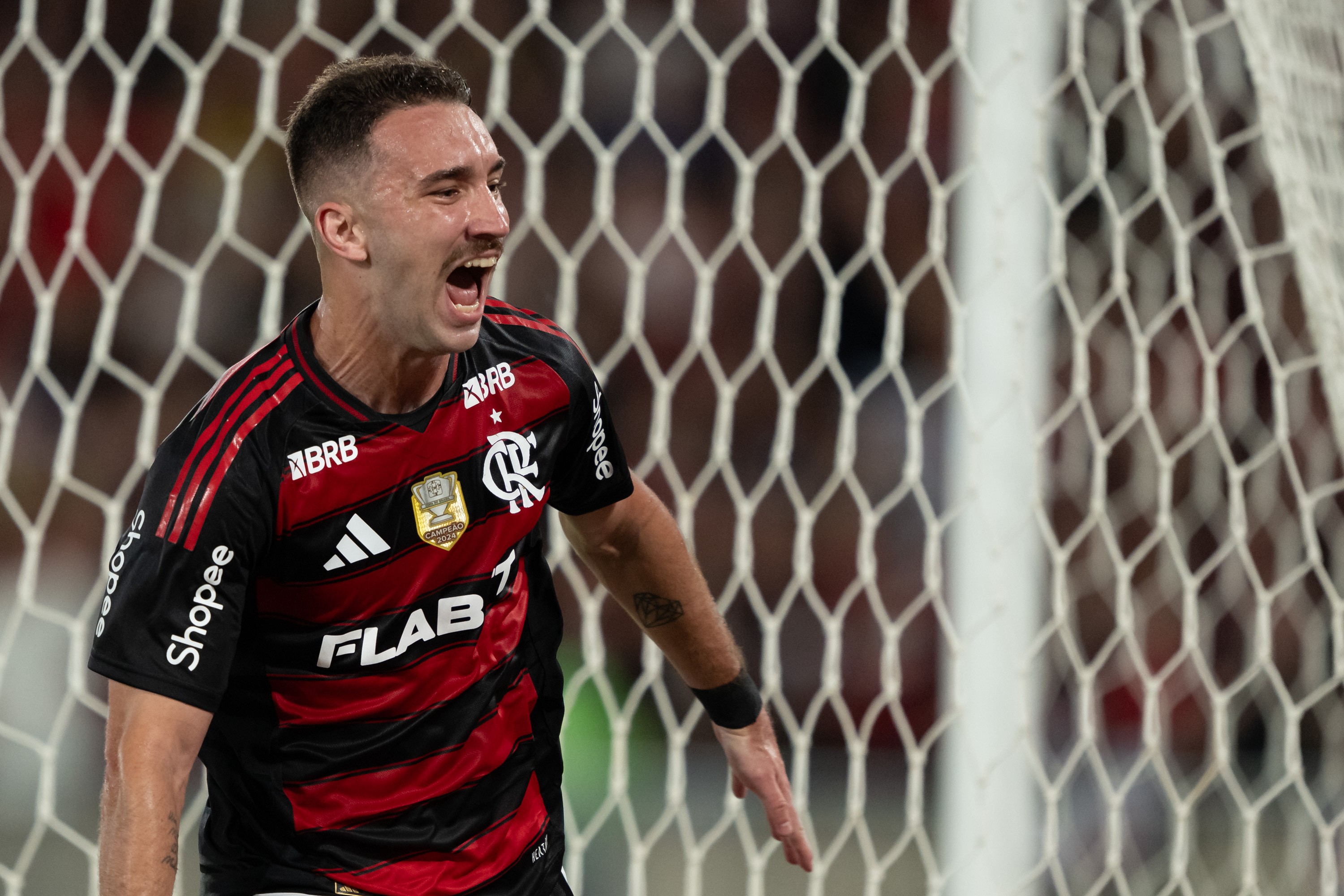 Flamengo recusa proposta milionária do Leipzig por Léo Ortiz, zagueiro promissor.