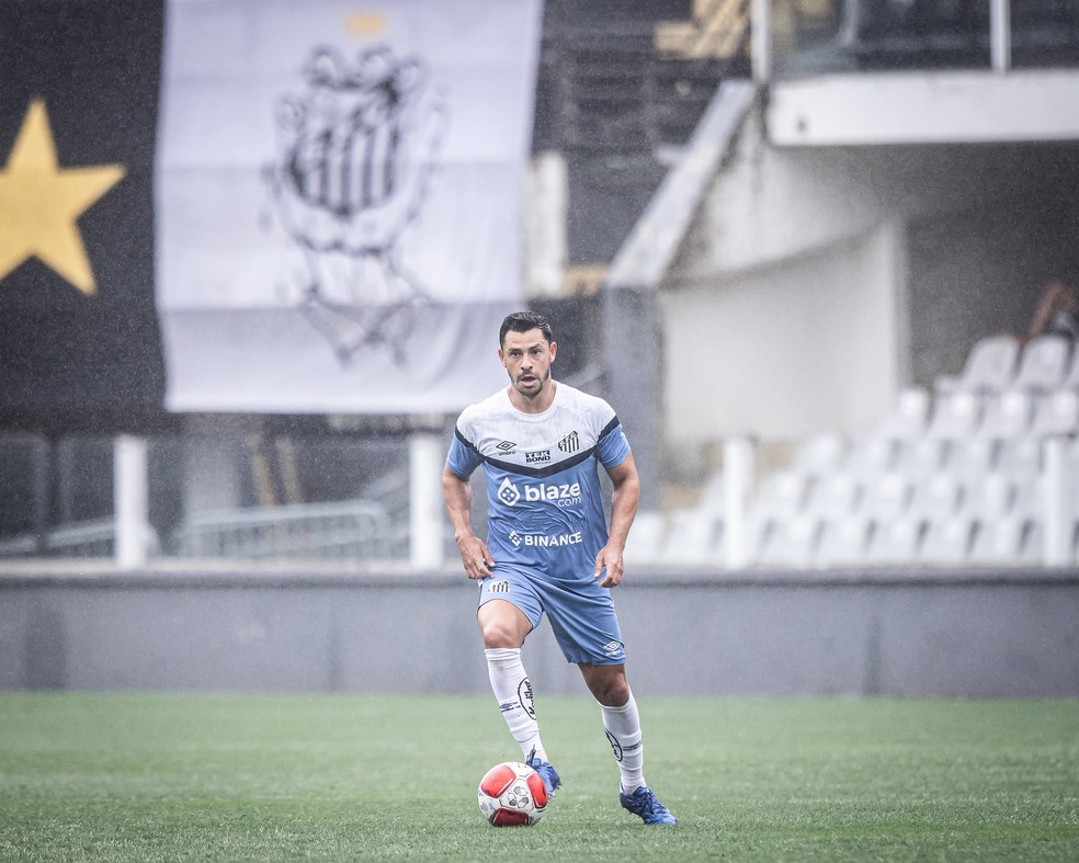 Giuliano com a camisa de treino do Santos em pré-temporada na Vila Belmiro — Foto: Raul Baretta/Santos