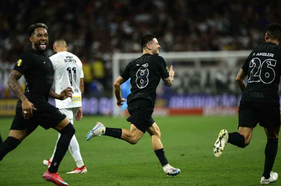 José Martínez, Garro e Angileri celebram gol do Corinthians sobre o Santos — Foto: Marcos Ribolli
