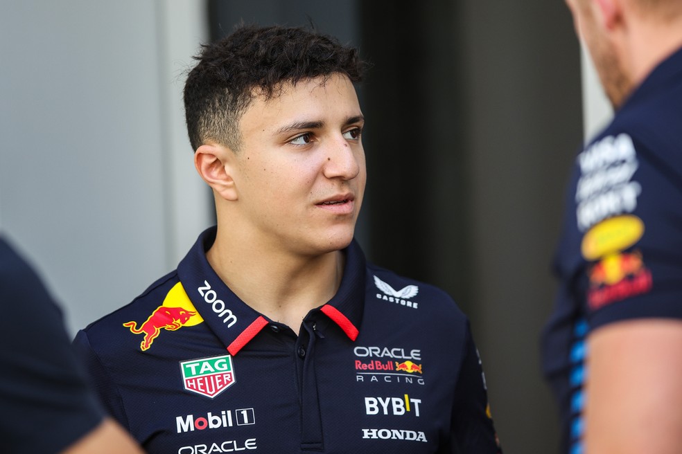 Isack Hadjar correu com carro da RBR em teste de p&oacute;s-temporada da F1 2024, no Circuito Yas Marina em Abu Dhabi &mdash; Foto: Gongora/NurPhoto via Getty Images