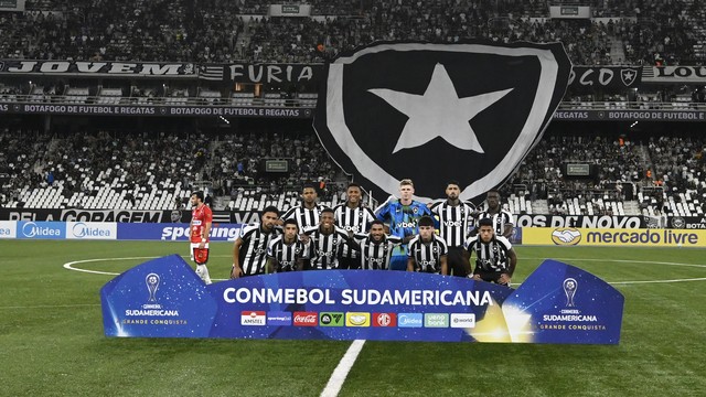 Jogadores do Botafogo antes de jogo contra o Caracas