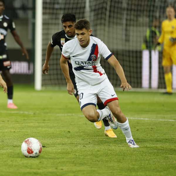 Gabriel Moscardo estreia pelo PSG em amistoso contra equipe adversária.