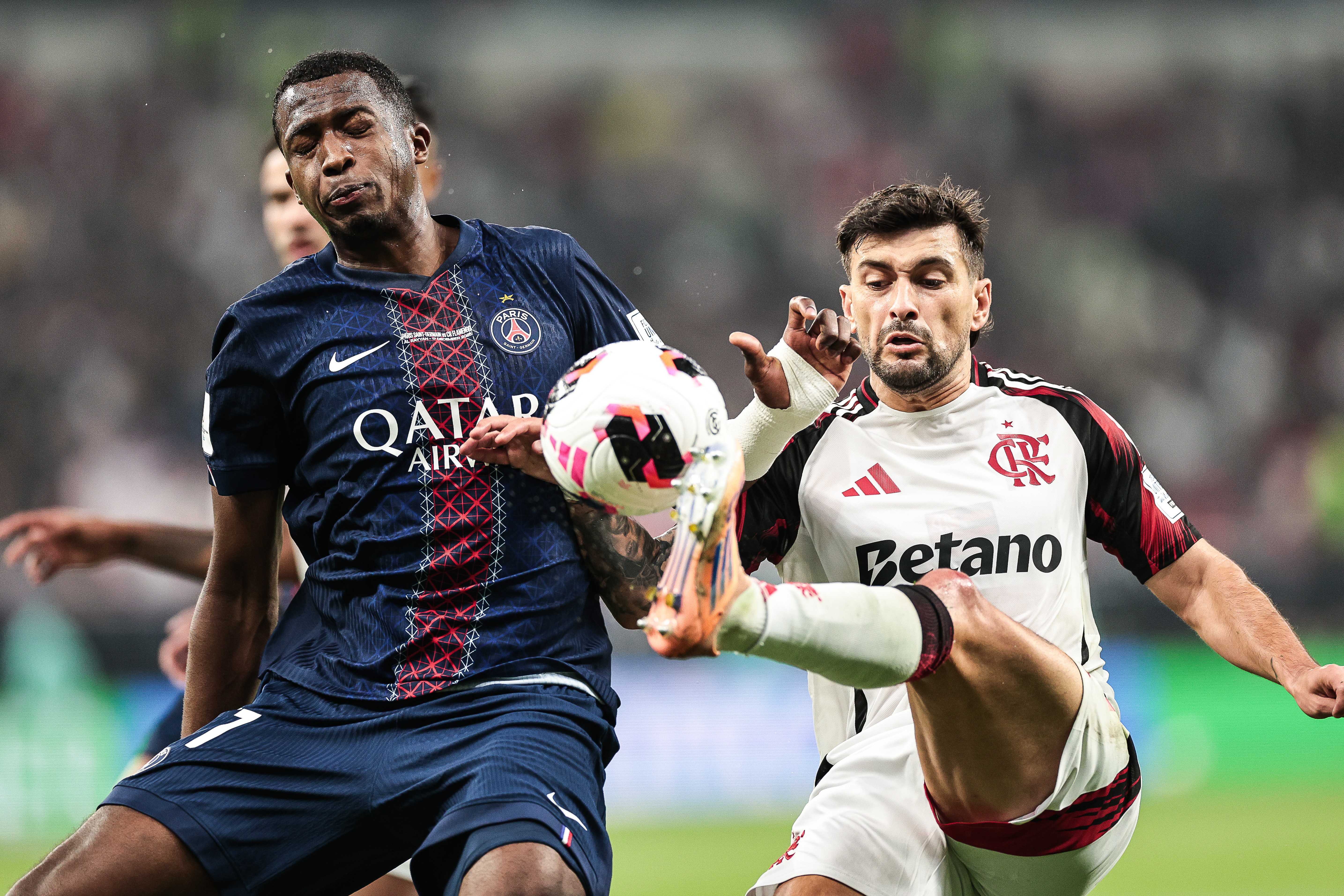 Arrascaeta elogia Flamengo, mas admite superioridade física do PSG nos bastidores da disputa