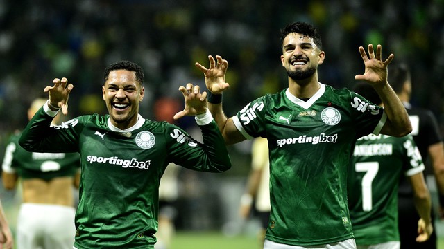 Vitor Roque e Flaco López comemoram gol do Palmeiras contra Vasco