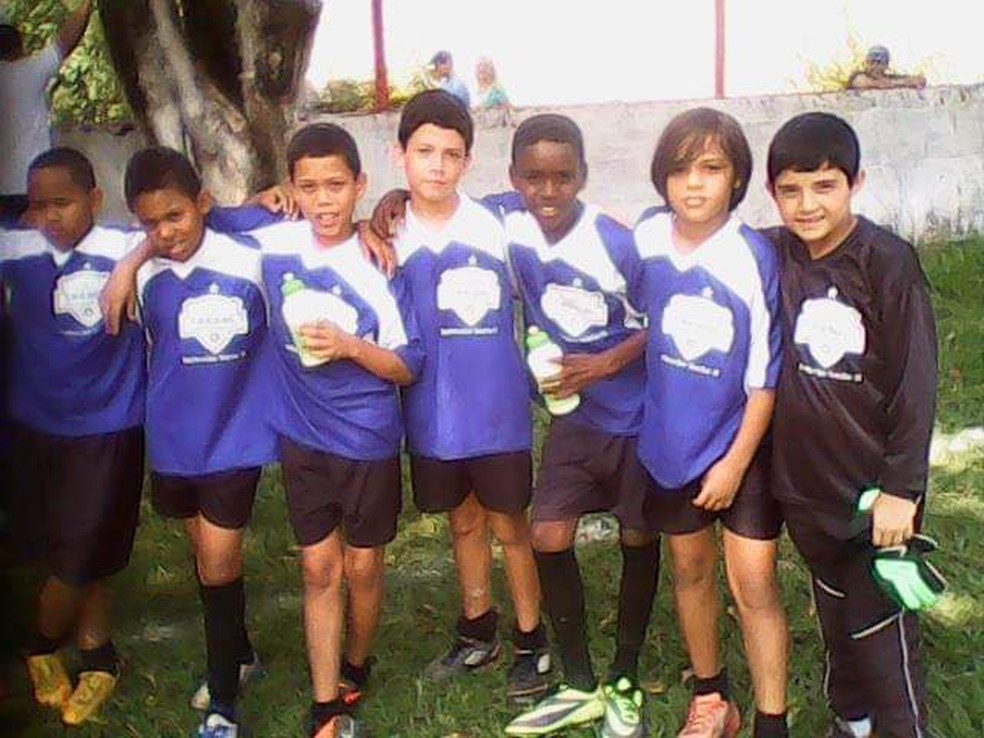 Evertton Araújo (3º da direita para a esquerda) começou na escolinha do Roberto Dinamite — Foto: Divulgação